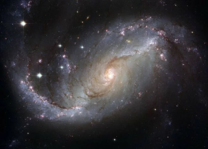 NASA запечатлело в созвездии Гончих псов спиральную галактику с одним рукавом