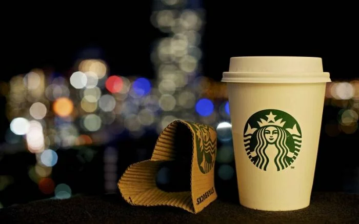 В США Starbucks заподозрили в ЛГБТ-пропаганде из-за рождественских стаканов