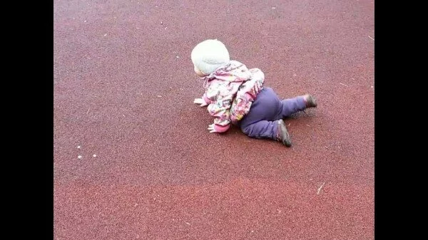 В центре Ростова на глазах матери ребенок ползал по грязному тротуару