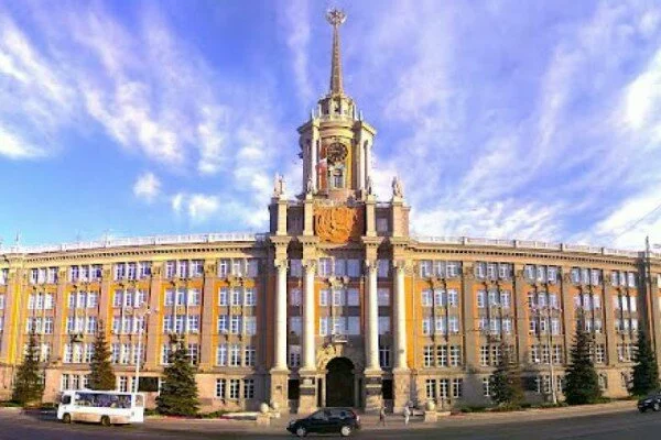 В Екатеринбурге чиновникам мэрии города повысили зарплату