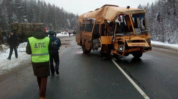 В Нижегородской области школьный автобус попал в ДТП, погибла женщина
