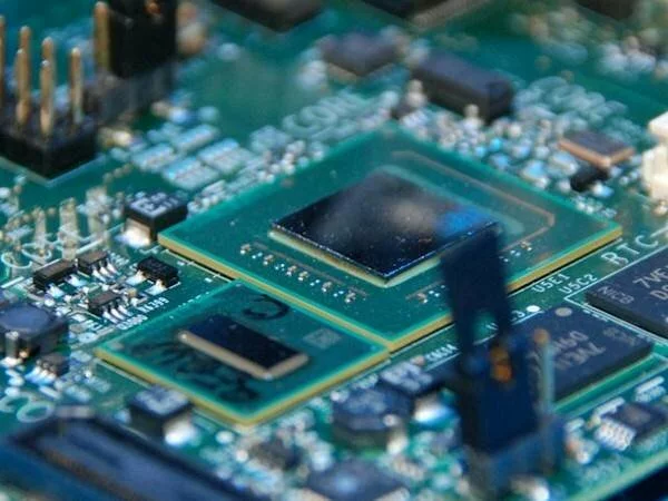 В Сети появились первые снимки процессора Intel Kaby Lake-G с графикой AMD