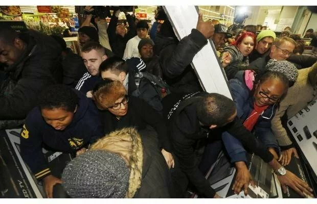 Во время «Черной пятницы» в ЮАР покупатели устроили массовую драку