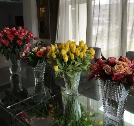 Яна Рудковская поразила поклонников разнообразием живых цветов в доме
