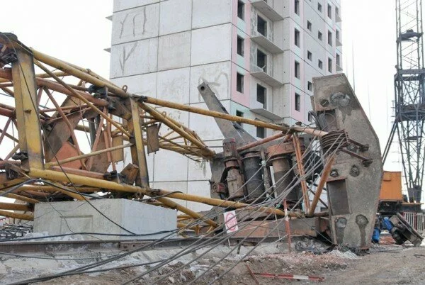В Москве в результате падения башенного крана пострадали два человека