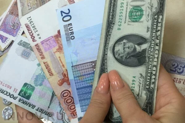 Аналитик: Доллар в России вскоре будет по 55 рублей