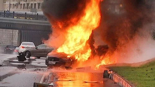 Авария в Москве 16 апреля: автомобиль Maserati сгорел, водитель погиб в ДТП (фото, видео)
