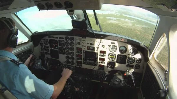 Австралийский пилот совершил посадку самолета без переднего шасси