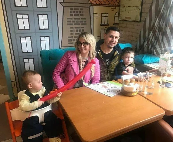 Даша Пынзарь опубликовала семейное фото в ресторане