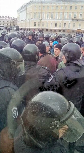 На Дворцовой площади Петербурга арестованы участники акции оппозиции?