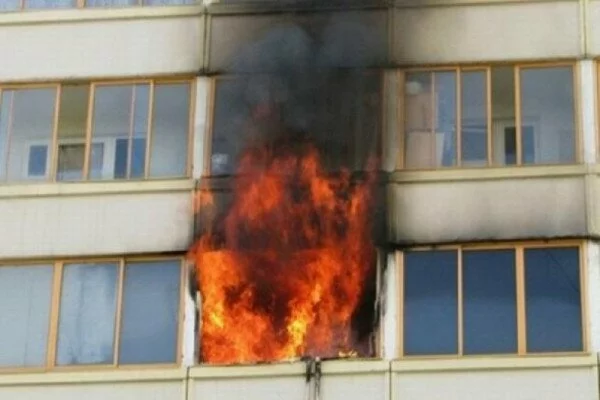 На Кузбассе пожарные эвакуировали жетелей 18-этажного дома из-за пожара