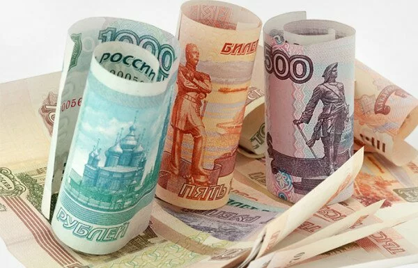 Орешкин рассказал, что рубль существенно потерял в позициях