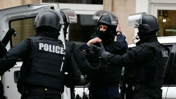 Полиция провела обыск в доме террориста в Париже