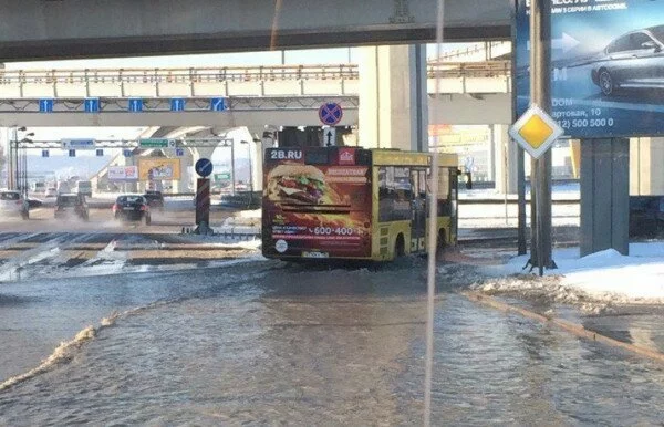 Пулковское шоссе в Санкт-Петербурге затопило водой