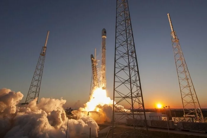 Пуск Falcon 9 с военным спутником было отложен за минуту до старта