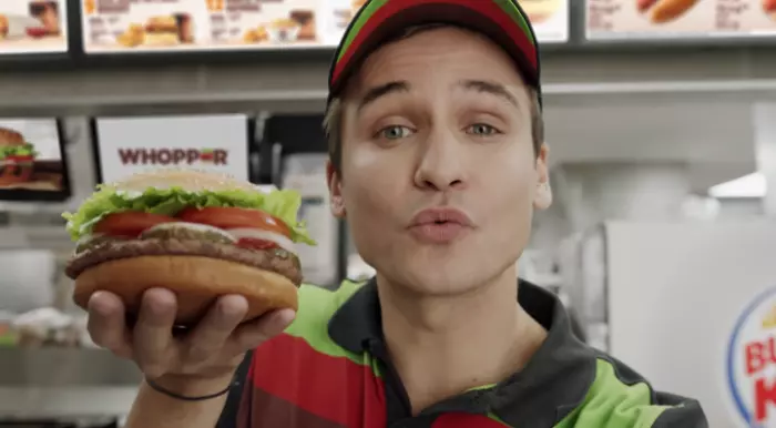 Реклама американских ресторанов Burger King «взломала» мобильные телефоны наблюдателей