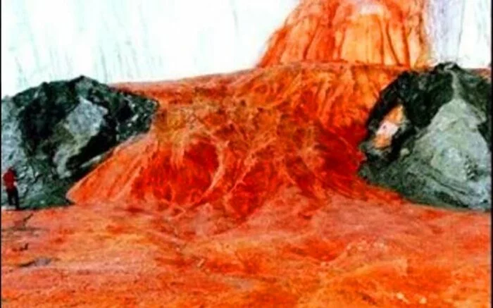Ученые шокировали людей, раскрыв тайну «кровавого» водопада в Антарктиде