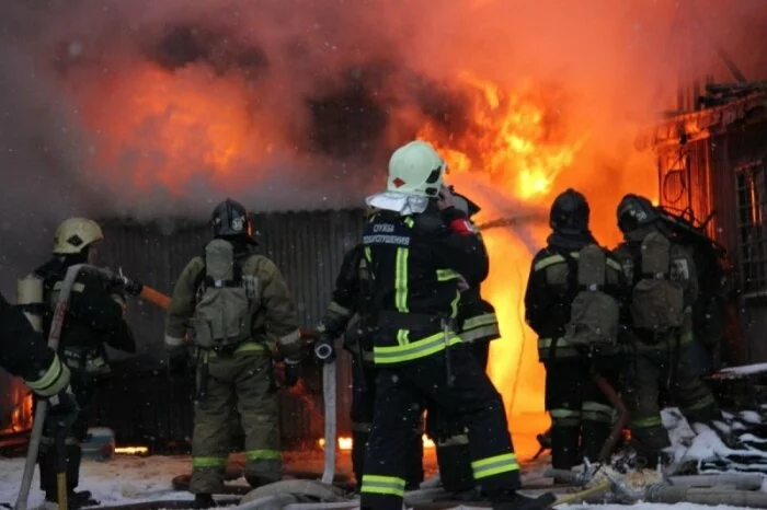 В Сочи эвакуировали 50 человек из-за пожара на хлебозаводе
