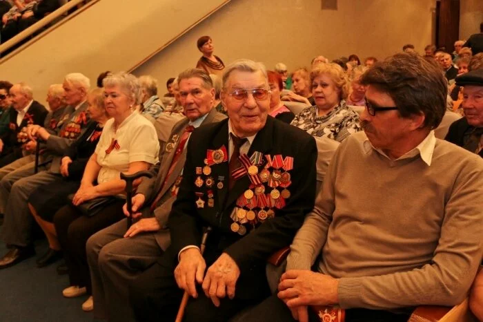 Ветераны УАЗ отмечены региональными наградами в канун Дня Победы