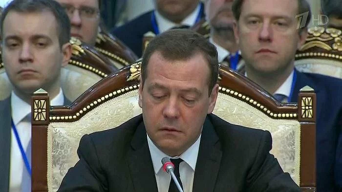 У премьера РФ опрос об отставке Медведева назвали политическим заказом
