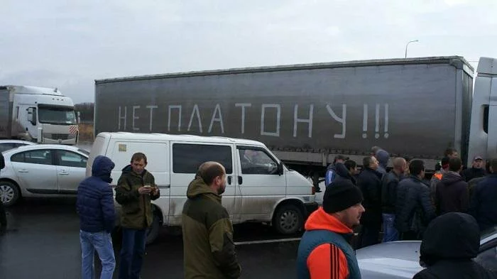 Участники акции в защиту дальнобойщиков были задержаны в Петербурге