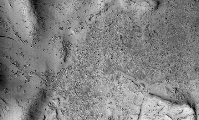 Ученые нашли на Марсе отметины похожие на следы гигантских птиц