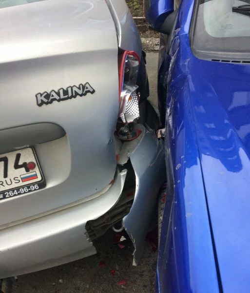 В Челябинске водитель на иномарке протаранил 11 припаркованных авто