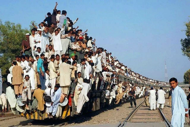 В Индии восемь вагонов пассажирского поезда сошли с рельсоввЂЌ