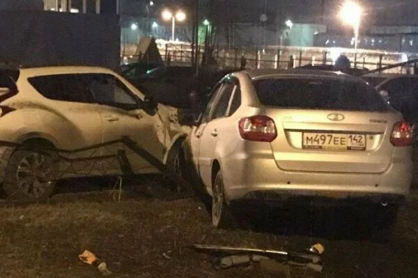 В Кемерово пьяный водитель LADA протаранил стоящий на парковке Nissan