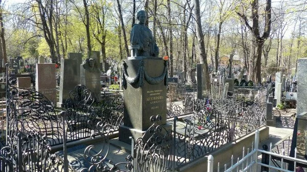В Киеве вандалы обокрали могилу украинской поэтессы Леси Украинки