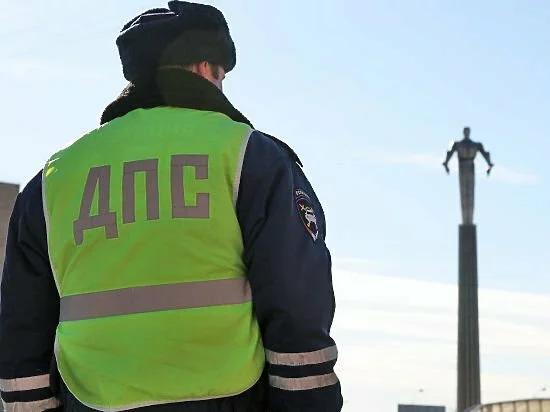 В Омске убегающий от полиции пьяный водитель на ходу выпрыгнул из иномарки