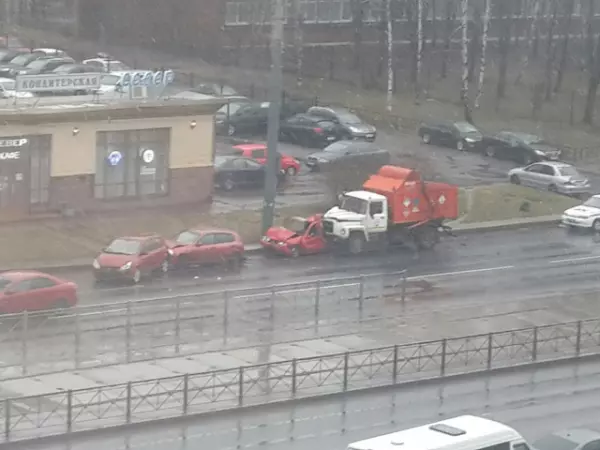 В Санкт-Петербурге мусоровоз протаранил пять автомобилей