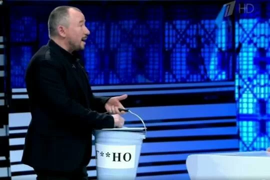 Ведущий русского пропагандистского канала появился в прямом эфире с ведром г*вна