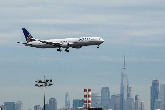 Внеземной вирус обнаружен на борту самолета United Airlines