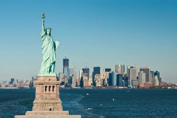 Американец запечатлел НЛО на фоне Статуи Свободы