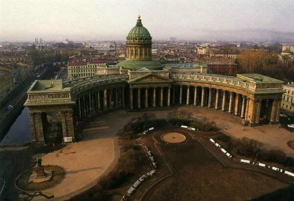 Американку избили у Казанского собора в Петербурге