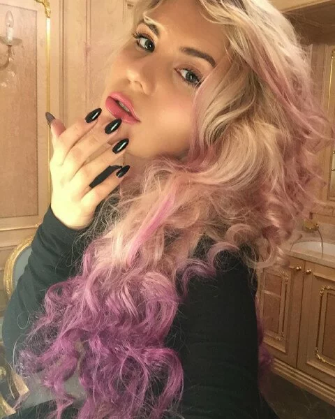 Анна Шульгина намерена перекрасить волосы в розовый оттенок