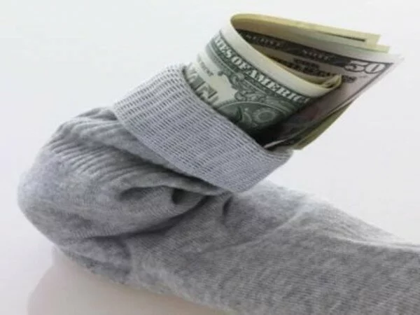 Деньги не пахнут: Украинец хотел в носках вывезти из Крыма 20 тысяч долларов