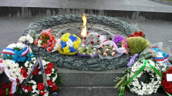 Дипломатам из России в Киеве не дали возложить цветы памятнику Неизвестному солдату