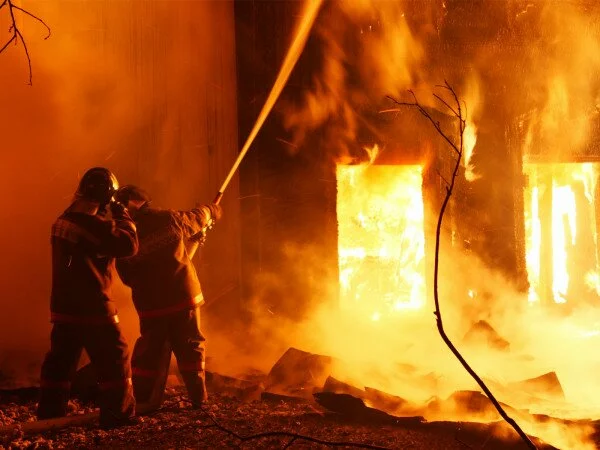 Из-за пожара в Югре эвакуированы 40 жильцов дома