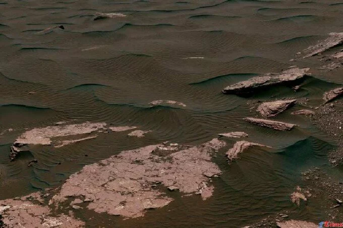 Марсоход Curiosity продолжает исследование темных дюн Багнольда