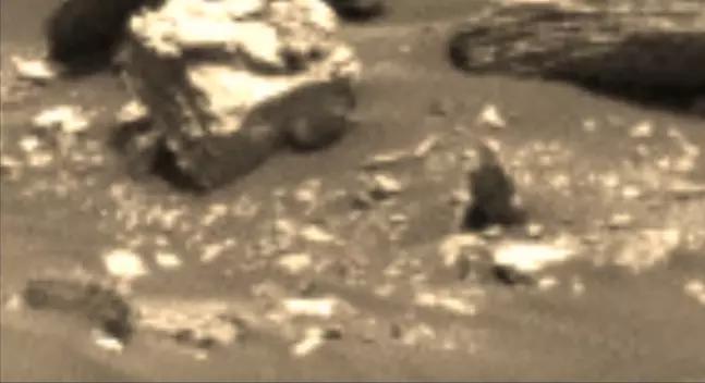 Марсоход зафиксировал медитирующего гуманоида на Марсе