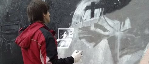 На Петроградской стороне люди в спецодежде закрасили портрет Виктора Цоя