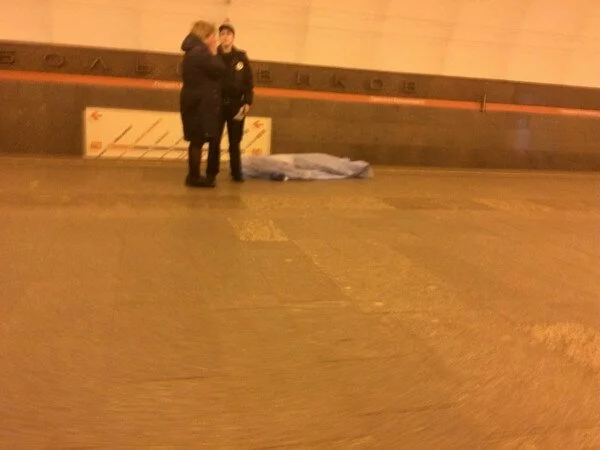 На станции Петербургского метро умер человек