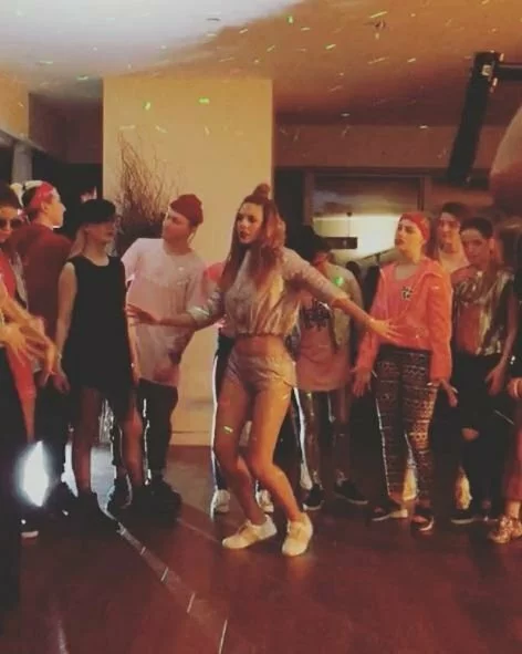 Наталья Подольская опубликовала видео с зажигательным танцем в коротких шортах