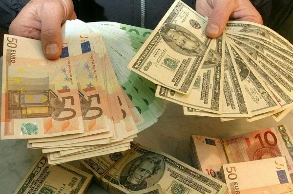 Стали известны курсы доллара и евро на июнь
