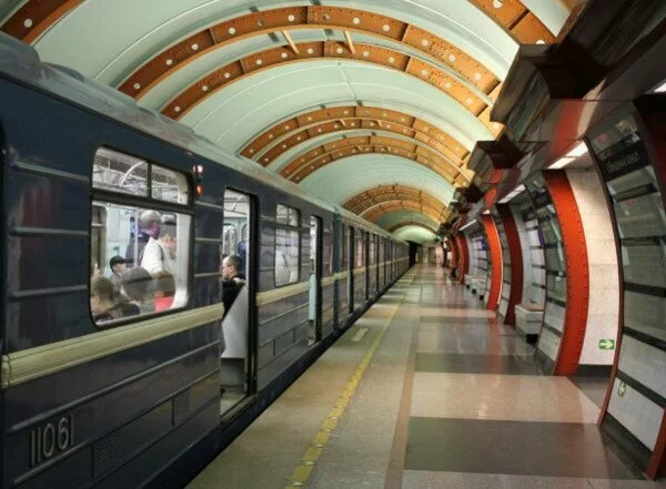 Станция Петербургского метро закрыта из-за подозрительного предмета