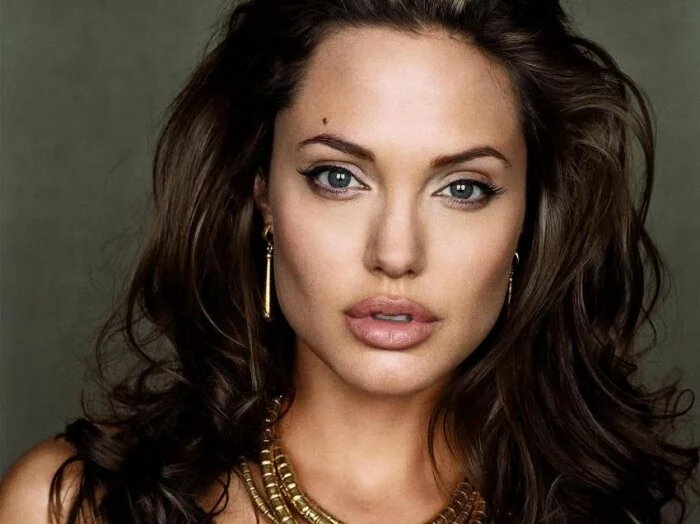 Актриса Анджелина Джоли рассказала о своей матери Маршелин Бертран