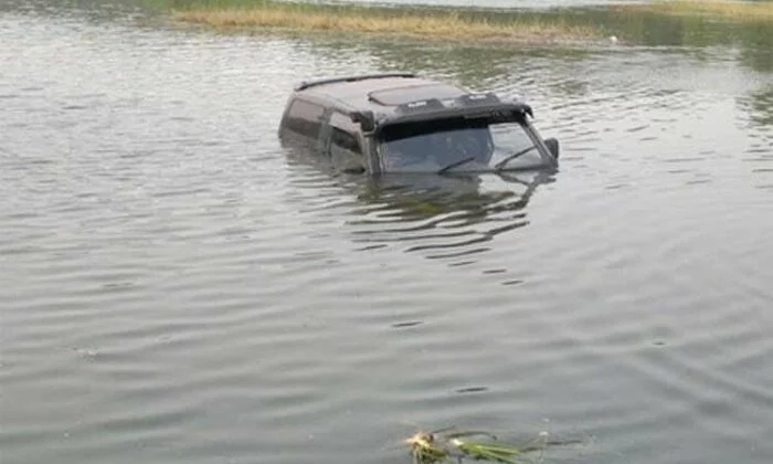 Автомобиль упал в реку в Якутии, погибли двое