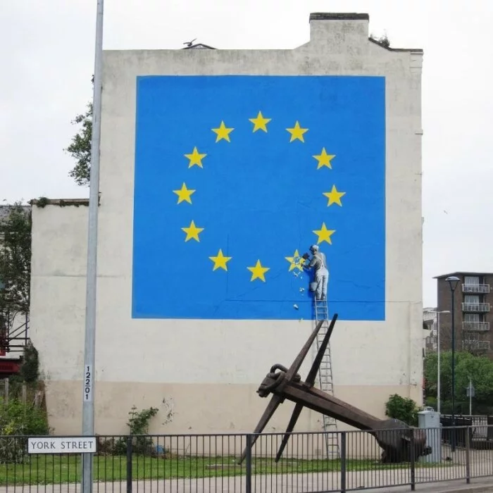 Бэнкси нарисовал флаг Европы без одной звезды